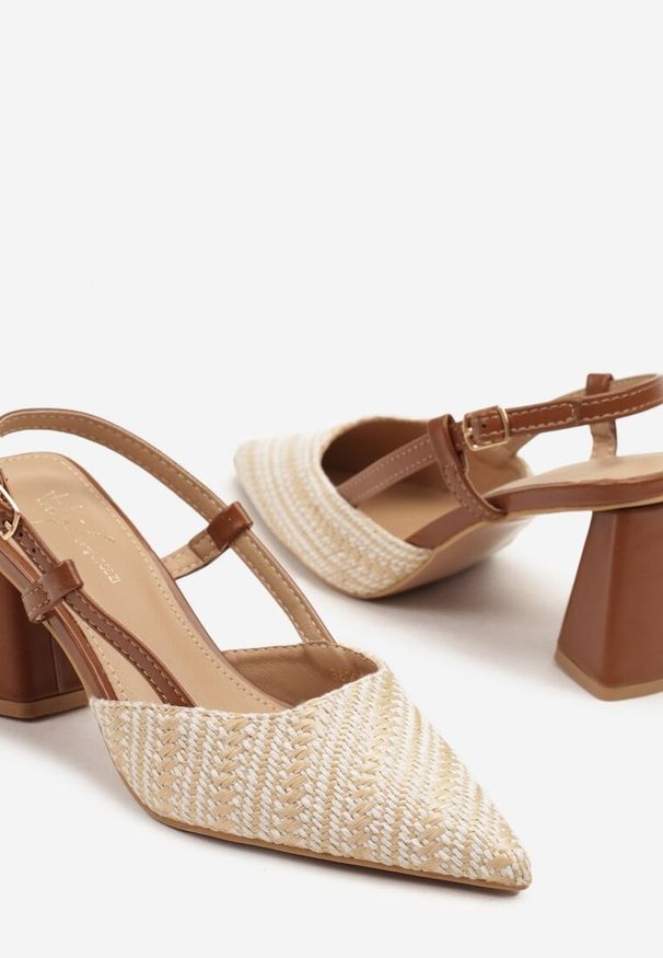 Renee - Brązowe Sandały na Słupku Typu Slingback Ozdobione Plecionką Koralisa. Okazja: na co dzień. Zapięcie: sprzączka. Kolor: brązowy. Materiał: jeans. Wzór: aplikacja. Obcas: na słupku. Styl: elegancki, klasyczny, casual
