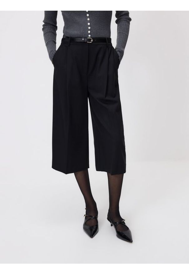 Reserved - Bermudy z paskiem - czarny. Kolor: czarny. Materiał: tkanina, wiskoza