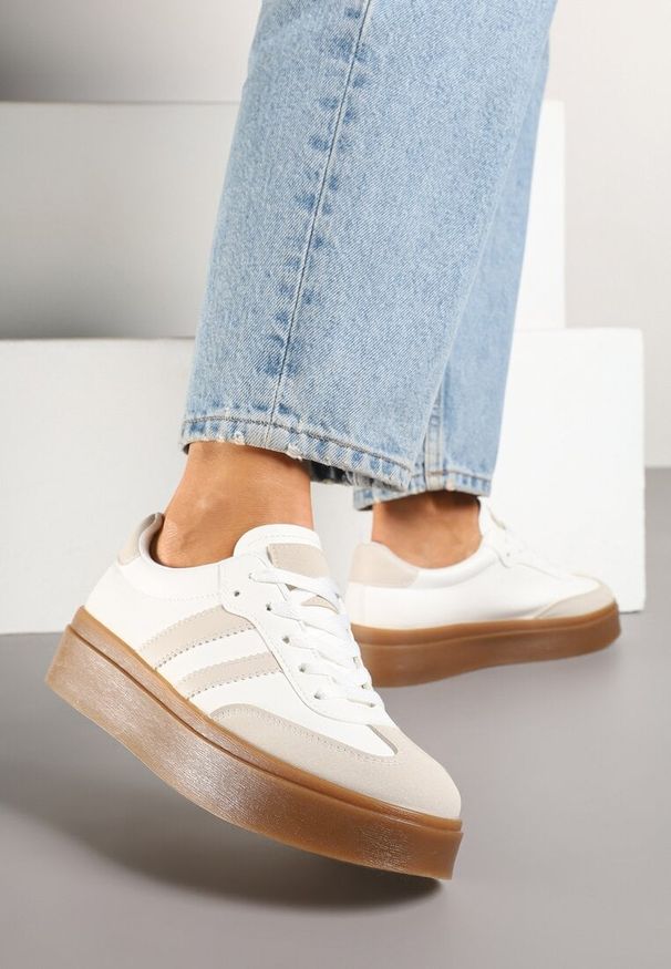 Born2be - Biało-Beżowe Sneakersy w Stylu Kultowych Tenisówek na Grubej Podeszwie Carilne. Okazja: na co dzień. Kolor: biały. Materiał: jeans