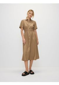 Reserved - Sukienka midi z wiskozą - beżowy. Kolor: beżowy. Materiał: wiskoza. Długość: midi