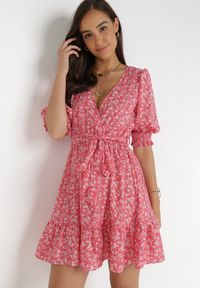 Born2be - Różowa Sukienka Salesi. Kolor: różowy. Materiał: tkanina, materiał. Wzór: kwiaty, aplikacja. Typ sukienki: kopertowe. Długość: mini