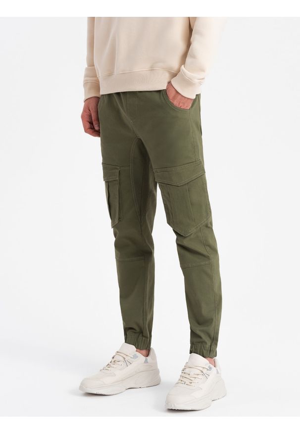 Ombre Clothing - Spodnie męskie JOGGERY z kieszeniami cargo - oliwkowe V18 P886 - XXL. Kolor: oliwkowy. Materiał: elastan, bawełna. Wzór: geometria