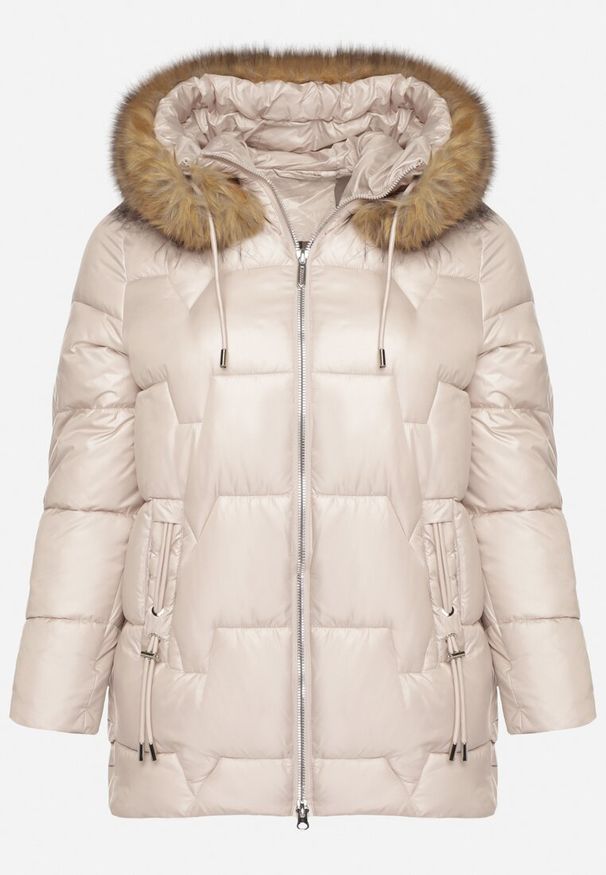 Born2be - Beżowa Kurtka z Pikowanymi Przeszyciami i Kapturem z Futrem Azinga. Okazja: na spacer. Typ kołnierza: golf. Kolekcja: plus size. Kolor: beżowy. Materiał: futro. Styl: elegancki