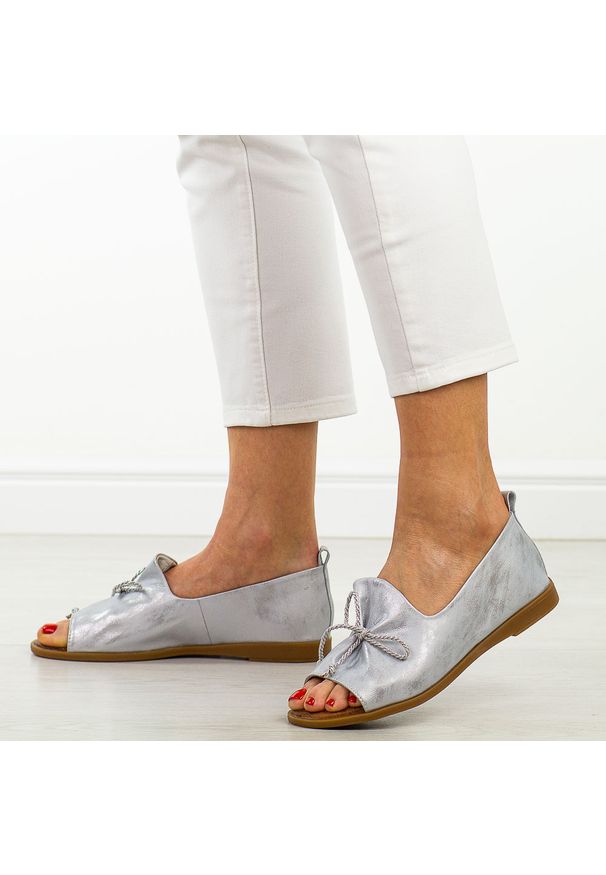 Srebrne skórzane płaskie sandały damskie Cambell 19388. Okazja: na co dzień. Kolor: srebrny. Materiał: skóra. Sezon: wiosna, lato. Styl: casual, elegancki, klasyczny