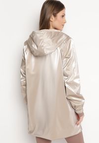 Born2be - Beżowa Kurtka Dwustronna z Nieodpinanym Kapturem i Metalicznym Efektem Lirednil. Kolor: beżowy. Wzór: gładki. Styl: elegancki #2