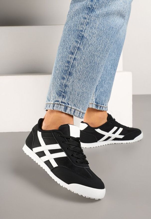 Renee - Czarne Sneakersy na Płaskiej Podeszwie z Geometrycznym Wzorem Rivmi. Okazja: do pracy, na co dzień. Zapięcie: sznurówki. Kolor: czarny. Materiał: jeans. Wzór: geometria. Obcas: na płaskiej podeszwie