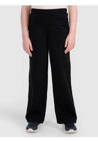 4f - 4F Spodnie dresowe z szerokimi nogawkami dziewczęce - czarne 128 (7-8 lat). Okazja: na co dzień, na spacer, na uczelnię. Stan: podwyższony. Kolor: czarny. Materiał: dresówka. Sezon: lato. Styl: casual #2