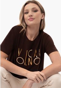 Volcano - Brązowy t-shirt, Comfort Fit, T-MADAME. Okazja: na co dzień. Kolor: brązowy. Materiał: bawełna, jeans, materiał, elastan. Wzór: napisy. Styl: casual
