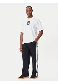 Adidas - adidas T-Shirt Leo JV7570 Biały Oversize. Kolor: biały. Materiał: bawełna #2