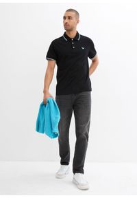 bonprix - Koszulka polo z czystej bawełny organicznej piqué. Typ kołnierza: polo. Kolor: czarny, niebieski. Materiał: bawełna. Długość rękawa: krótki rękaw. Długość: krótkie. Wzór: nadruk. Styl: sportowy