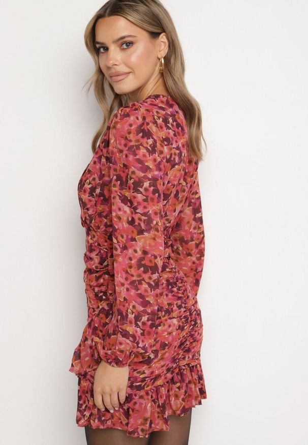 Born2be - Czerwona Dopasowana Sukienka w Kwiaty z Marszczeniem i Falbankami Mirilia. Okazja: na co dzień. Typ kołnierza: kołnierz z falbankami. Kolor: czerwony. Materiał: jeans. Wzór: kwiaty. Styl: casual