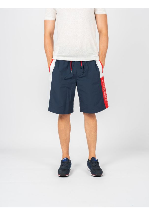 TOMMY HILFIGER - Tommy Jeans Szorty | DM0DM13220 | Mężczyzna | Biały, Czerwony, Granatowy. Kolor: biały, czerwony, niebieski, wielokolorowy. Materiał: bawełna, poliamid. Wzór: aplikacja, nadruk