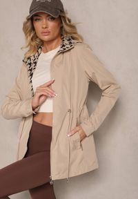 Renee - Ciemnobeżowa Kurtka w Stylu Parki ze Ściągaczem w Talii Arivienne. Okazja: na co dzień, na spotkanie biznesowe, do pracy. Kolor: beżowy. Materiał: jeans. Styl: biznesowy, klasyczny, elegancki, casual #5