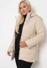 Born2be - Beżowa Pikowana Kurtka Plus Size z Odpinanym Kapturem i Wsuwanymi Kieszeniami Anselie. Kolekcja: plus size. Kolor: beżowy. Materiał: tkanina