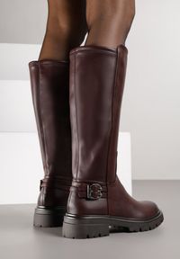 Born2be - Bordowe Kozaki Oficerki na Grubej Podeszwie Zdobione Klamrami przy Kostce Saliseva. Okazja: do pracy, na spotkanie biznesowe. Zapięcie: klamry. Kolor: czerwony. Materiał: jeans. Wzór: aplikacja. Styl: klasyczny, elegancki, biznesowy #6