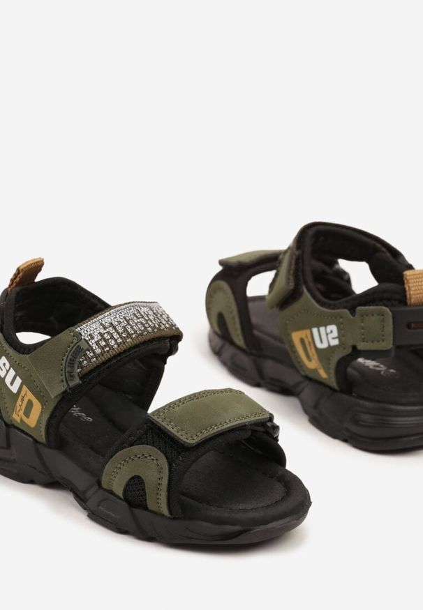 Born2be - Zielone Sportowe Sandały ze Skórzaną Wkładką i Napisami Saviore. Okazja: na co dzień, na spacer. Zapięcie: rzepy. Kolor: zielony. Materiał: skóra. Wzór: napisy. Styl: sportowy