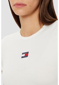 Tommy Jeans - TOMMY JEANS Damski t-shirt w kolorze ecru. Kolor: beżowy