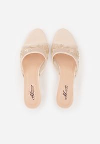 Born2be - Beżowe Klapki na Metalicznej Szpilce z Kwiatowym Haftem i Perłowymi Koralikami Melonia. Okazja: na co dzień. Kolor: beżowy. Wzór: haft, kwiaty. Styl: casual, elegancki, klasyczny #6