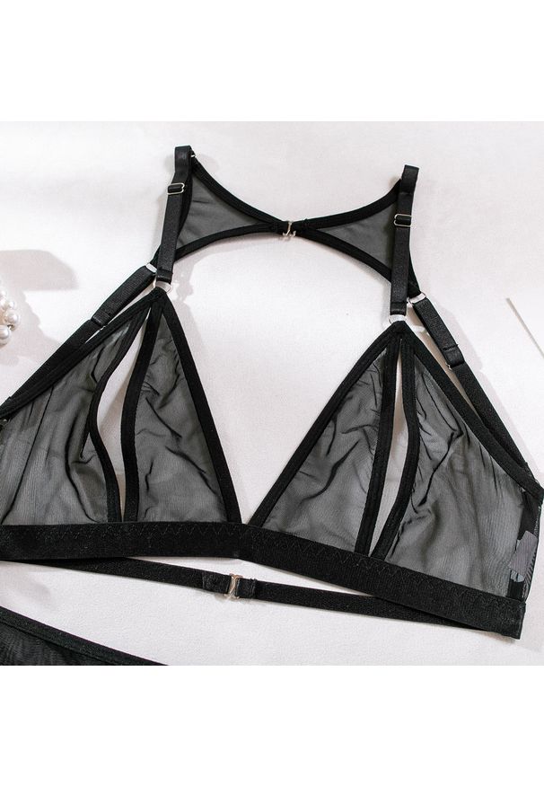 Intica - Komplet bielizny z wycięciami na romantyczne wieczory Bristol. Kolor: różowy. Materiał: materiał