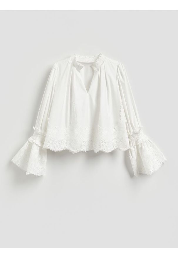 Reserved - Bawełniana bluzka z ozdobnym rękawem - biały. Kolor: biały. Materiał: bawełna