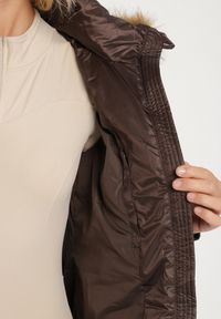 Born2be - Ciemnobrązowa Długa Kurtka Pikowana z Kapturem z Futrem z Możliwością Odpięcia Feneia. Okazja: na co dzień. Typ kołnierza: kaptur. Kolor: brązowy. Materiał: futro. Długość: długie. Styl: casual #6