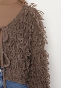 Born2be - Jasnobrązowy Wiązany Kardigan z Dodatkiem Wełny i Wiskozy Zdobiony Frędzlami Tiravea. Okazja: na co dzień. Typ kołnierza: dekolt w serek. Kolor: brązowy. Materiał: wełna, wiskoza. Długość rękawa: długi rękaw. Długość: długie. Wzór: aplikacja. Styl: casual, elegancki #5