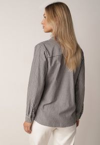 Born2be - Czarna Klasyczna Koszula z Bawełną w Paski Zapinana na Ozdobne Guziki Doriareida. Okazja: na co dzień, na spacer. Kolor: czarny. Materiał: bawełna. Wzór: paski. Styl: klasyczny #7