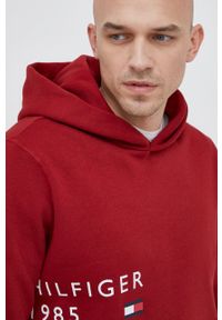 TOMMY HILFIGER - Tommy Hilfiger bluza męska kolor bordowy z kapturem z nadrukiem. Typ kołnierza: kaptur. Kolor: czerwony. Materiał: bawełna. Długość rękawa: długi rękaw. Długość: długie. Wzór: nadruk #2