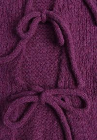 Born2be - Fioletowy Kardigan Oversize z Wełną Zdobiony Kokardkami Eleathalie. Okazja: na co dzień. Typ kołnierza: kokarda. Kolor: fioletowy. Materiał: wełna. Wzór: aplikacja. Styl: casual, elegancki #6