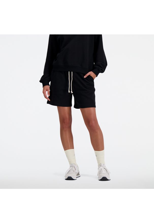 Spodenki damskie New Balance WS41508BK – czarne. Stan: podwyższony. Kolor: czarny. Materiał: bawełna, dresówka. Długość: krótkie. Wzór: ze splotem