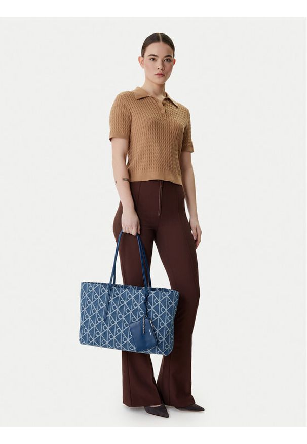 Calvin Klein Torebka Emblem Aop Denim Tote W/ Pouch LV04F3428G Niebieski. Kolor: niebieski