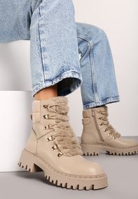 Born2be - Ciemnobeżowe Causualowe Trapery Zdobione Futerkiem na Języku Charnas. Nosek buta: okrągły. Zapięcie: zamek. Kolor: beżowy. Wzór: aplikacja. Materiał: futro. Sezon: zima. Obcas: na obcasie. Styl: klasyczny. Wysokość obcasa: niski #3