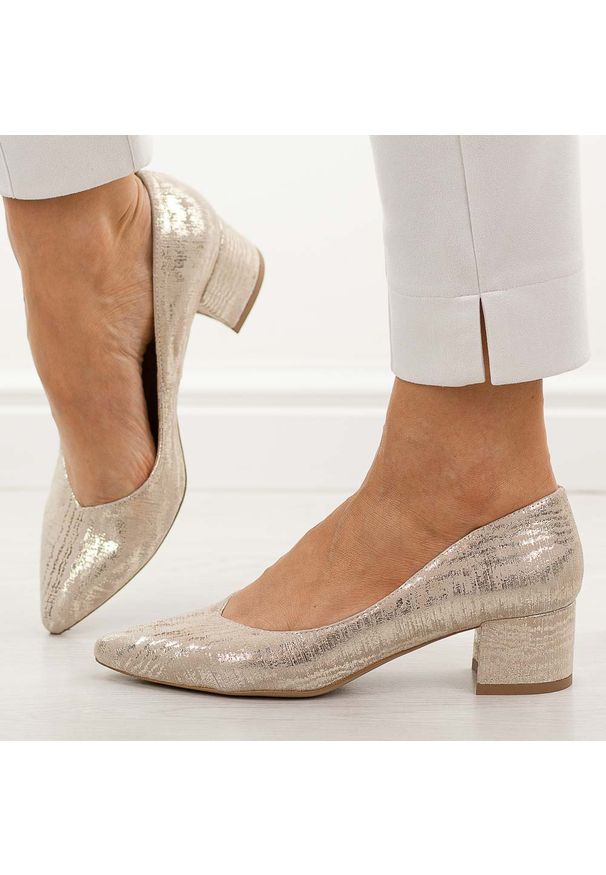 Złote s160 skórzane Polskie czółenka damskie na obcasie Prestige 2235/obl. Okazja: na co dzień. Kolor: złoty. Materiał: skóra. Sezon: wiosna, jesień, lato. Obcas: na obcasie. Styl: casual, elegancki, klasyczny, wizytowy. Wysokość obcasa: niski