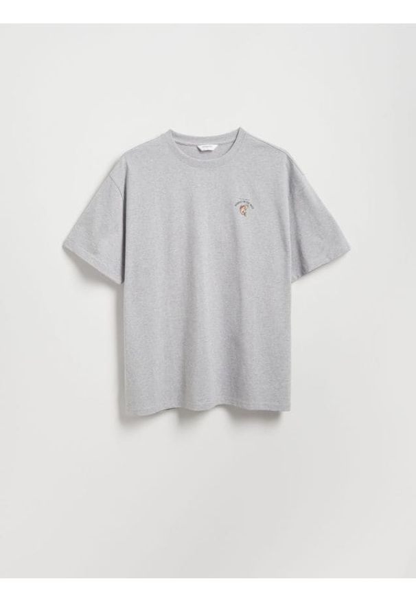 Reserved - T-shirt boxy z nadrukiem na plecach - jasnoszary. Kolor: szary. Materiał: dzianina, bawełna, włókno. Wzór: nadruk