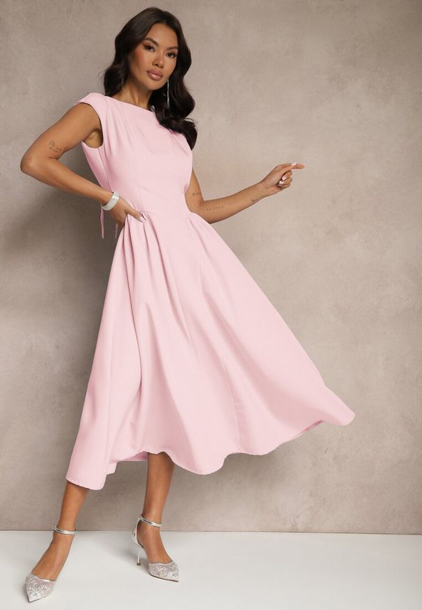 Renee - Różowa Rozkloszowana Sukienka z Wiązaniem i Dekoltem w Kształcie Łódki Alanira. Okazja: na co dzień. Kolor: różowy. Długość rękawa: krótki rękaw. Styl: casual, elegancki