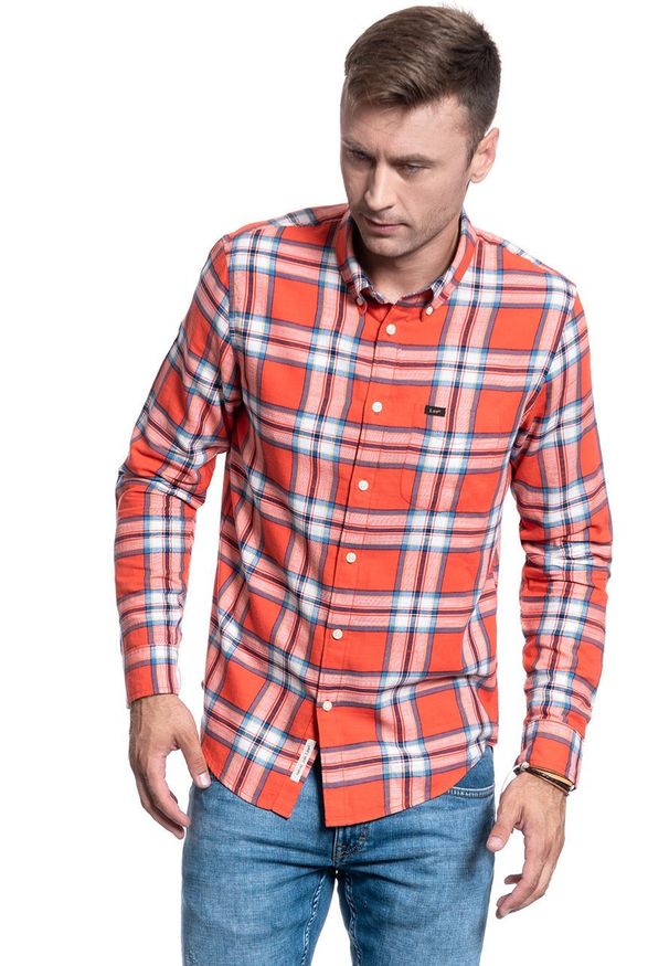 Lee - KOSZULA LEE BUTTON DOWN REGULAR LAVA RED L880ZJAF. Okazja: na co dzień. Typ kołnierza: button down. Długość rękawa: długi rękaw. Długość: długie. Styl: casual