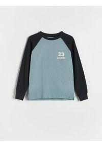 Reserved - Bawełniany longsleeve z nadrukiem - ciemny turkus. Materiał: bawełna. Długość rękawa: długi rękaw. Wzór: nadruk