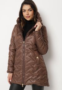 Born2be - Brązowa Kurtka Pikowana z Kapturem Ocieplona Futerkiem Zennira. Okazja: na co dzień. Typ kołnierza: kaptur. Kolor: brązowy. Materiał: futro. Sezon: jesień, zima. Styl: elegancki, casual #1