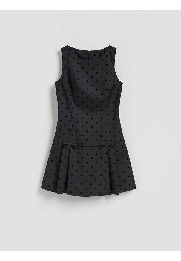 Reserved - Sukienka mini w groszki - jasnoszary. Kolor: szary. Materiał: wiskoza, tkanina. Wzór: grochy. Długość: mini