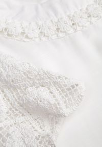 Born2be - Biała Bluzka Ozdobiona Ażurowymi Rękawkami Kelnila. Okazja: na co dzień, do pracy. Kolor: biały. Materiał: jeans. Długość rękawa: krótki rękaw. Długość: długie. Wzór: ażurowy, aplikacja. Styl: casual, klasyczny, elegancki #8