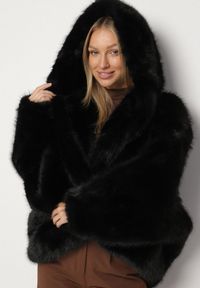 Born2be - Czarna Kurtka Futerko Oversize z Kapturem Unillea. Okazja: na co dzień. Typ kołnierza: kaptur. Kolor: czarny. Materiał: futro. Styl: elegancki, casual #7