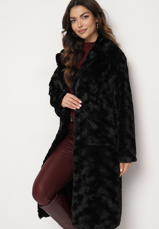 Born2be - Czarny Elegancki Płaszcz Jednorzędowy z Pluszowego Futerka Vertizelle. Okazja: na co dzień. Kolor: czarny. Materiał: futro. Styl: elegancki
