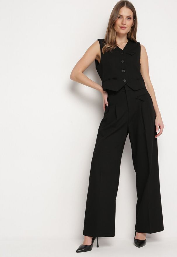 Born2be - Czarne Eleganckie Spodnie w Garniturowym Stylu z Zakładkami Illthai. Kolor: czarny. Styl: elegancki