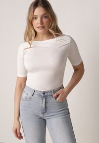 Born2be - Biała Bluzka z Cyrkoniami i Dekoltem w Łódkę Saloriel. Okazja: na co dzień. Kolor: biały. Materiał: poliester, skóra, jeans. Wzór: aplikacja. Styl: casual, wizytowy #1