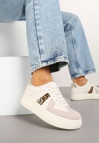 Renee - Beżowe Sneakersy na Platformie Ozdobione Paskami w Panterkę ze Sznurowaniem Bormi. Okazja: na co dzień. Zapięcie: pasek. Kolor: beżowy. Materiał: jeans, skóra. Wzór: motyw zwierzęcy, aplikacja. Obcas: na platformie