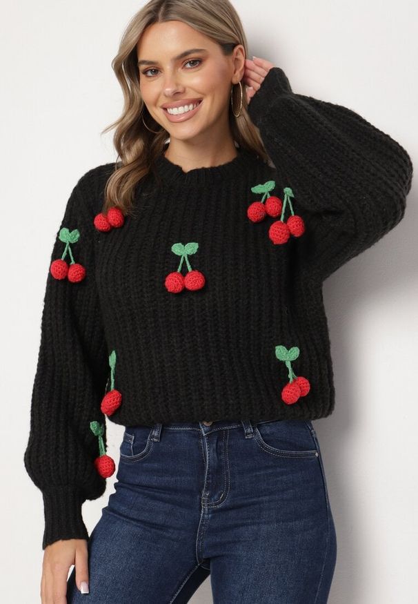 Born2be - Czarny Sweter z Aplikacjami Wisienek o Klasycznym Fasonie Dintinnia. Okazja: na co dzień, na spotkanie biznesowe. Kolor: czarny. Materiał: jeans. Długość rękawa: długi rękaw. Długość: długie. Wzór: aplikacja. Styl: klasyczny