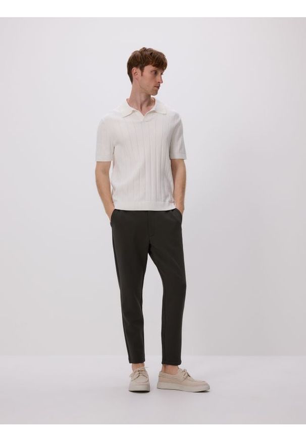 Reserved - Spodnie chino slim fit - brązowy. Kolor: brązowy. Materiał: tkanina, bawełna