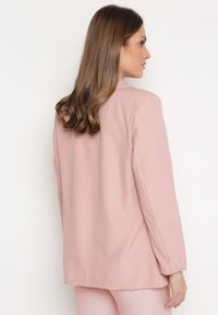 Born2be - Różowa Niezapinana Marynarka z Klapami Imitującymi Kieszonki Asandra. Okazja: na imprezę, do pracy. Kolor: różowy. Styl: elegancki #6