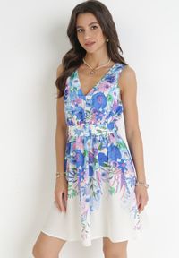 Born2be - Niebieska Kwiecista Sukienka Mini z Gumką w Pasie i Materiałowym Paskiem Iraine. Kolor: niebieski. Materiał: materiał. Długość rękawa: bez rękawów. Długość: mini #1