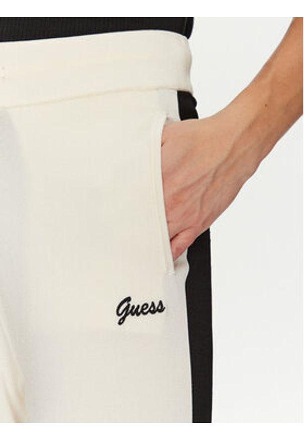 Guess Spodnie dresowe V5GB00 Z3D60 Écru Regular Fit. Materiał: wiskoza